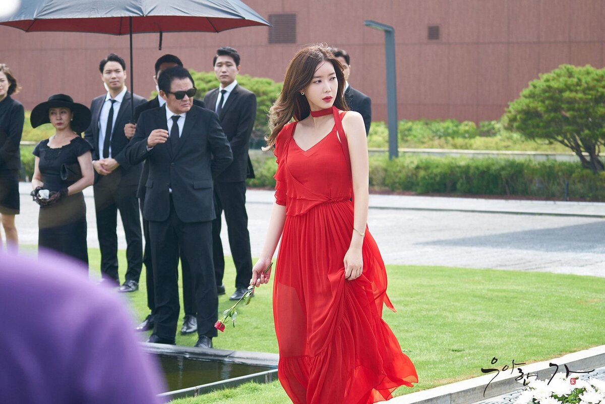 Кадр дорамы "Изящная семья"