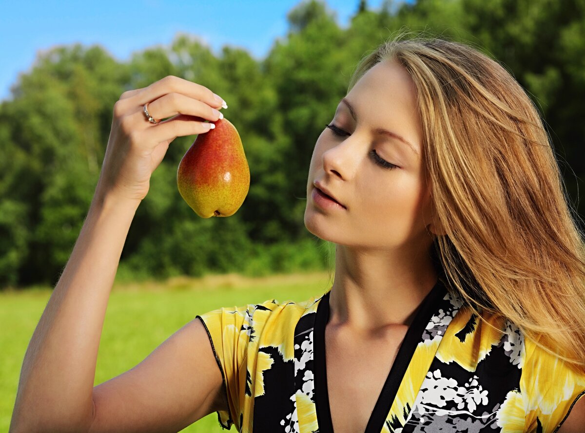 человек ест грушу. что нельзя есть на голодный желудок. груша обыкновенная листья. хочу грушу. уссурийская красавица груша.