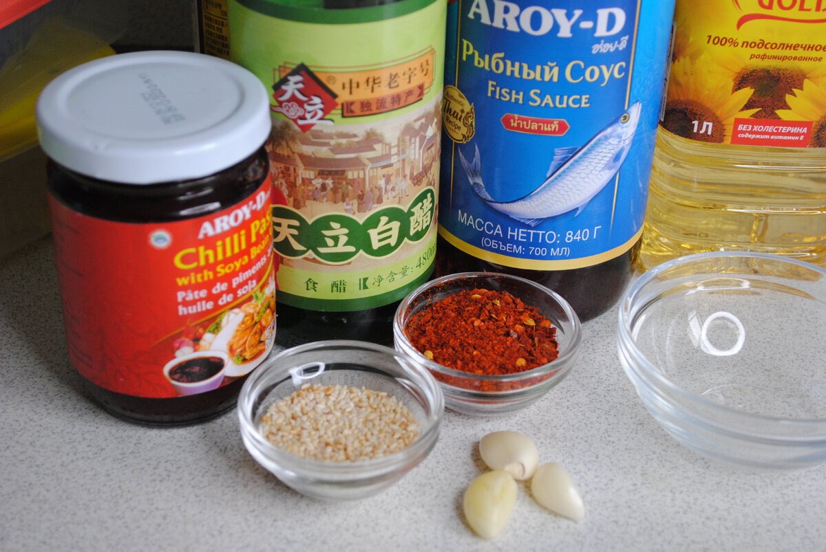 Ингредиенты для салата (слева направо): сладкая чили паста, рисовый укусус, рыбный соус