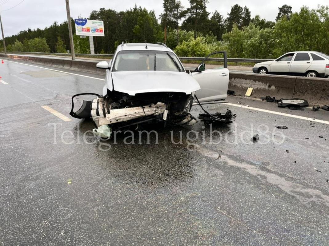    На Тюменском тракте в Сургуте Infiniti влетел в бетонное ограждение