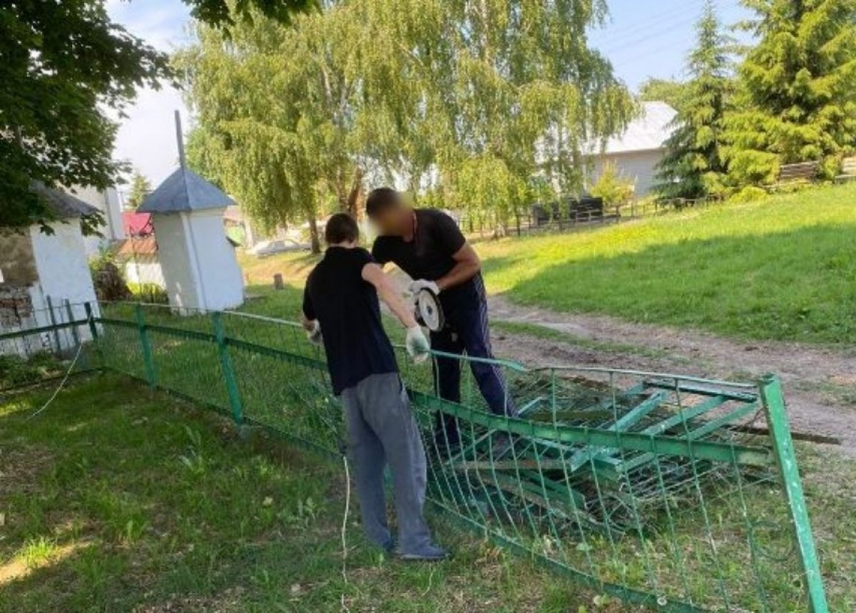    Осужденные благоустраивают воинского захоронение в Псковском районе