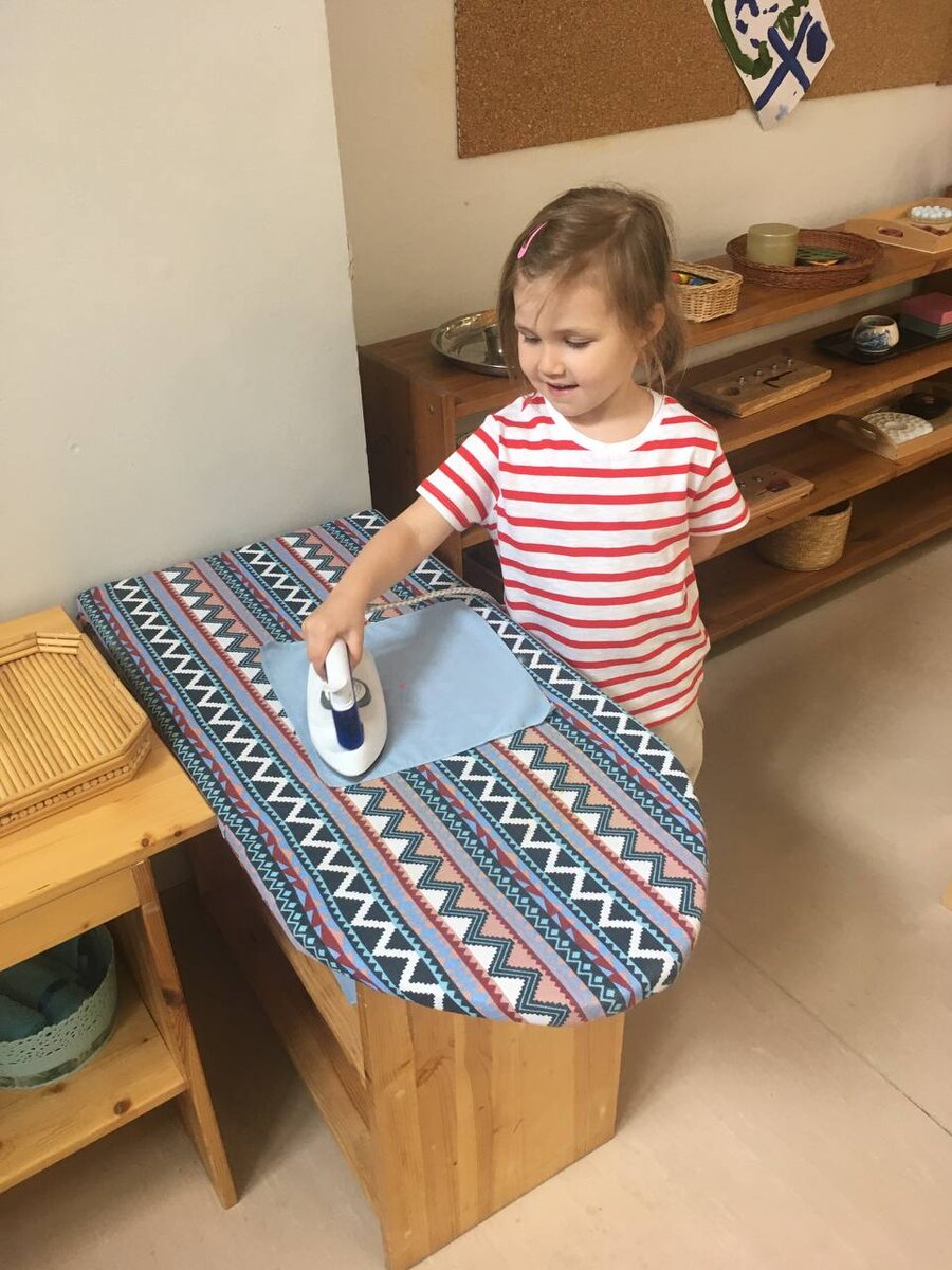 Внутренняя гармония достигается только тогда, когда каким-то образом достигаются договоренности с окружающей средой. Когда это происходит на какой-либо иной, не "объективной" основе, это иллюзорно - в крайних случаях на грани безумия. К счастью, для разнообразия опыта договоренности достигаются многими способами - способами, которые в конечном счете определяются избирательным интересом. Удовольствия могут возникать в результате случайного контакта и стимуляции; такими удовольствиями нельзя пренебрегать в мире, полном боли. Но счастье и восторг - это совсем другие вещи. Они приходят через удовлетворение, которое достигает глубин нашего существа; такого, которое является приведением всего нашего существа в соответствие с условиями существования. В процессе жизни достижение периода равновесия является в то же время началом нового отношения к окружающей среде, которое несет с собой потенциал новых приспособлений, которые необходимо вносить путем применения усилий. (Джон Дьюи - Искусство как опыт)