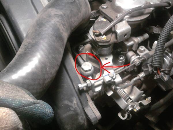 Источник фото: hyundai-club.su  Это болт куда приходит шланг из бака после топливного фильтра.