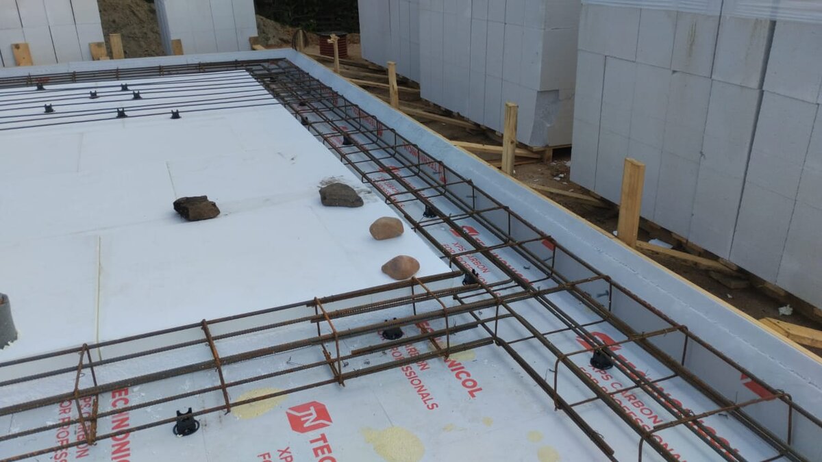 Раскладываем арматурные каркасы