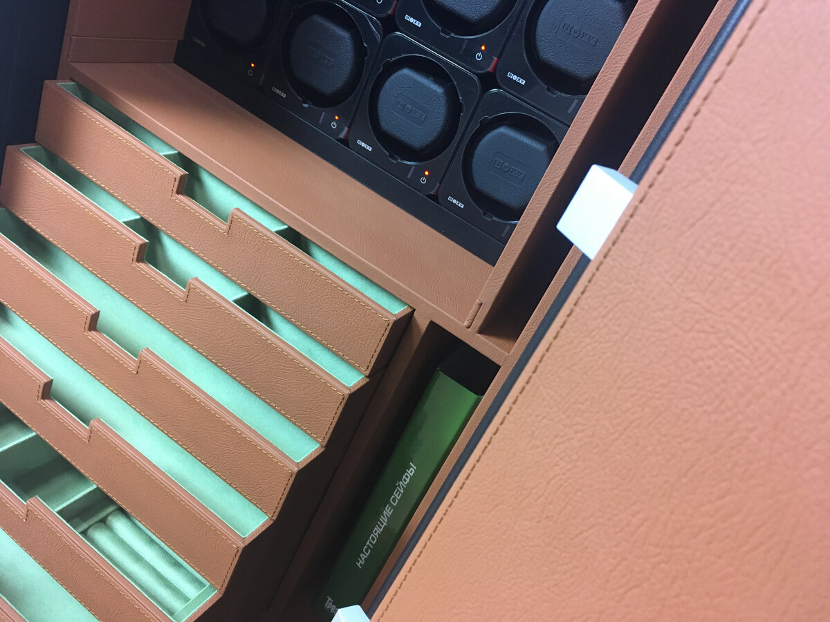 Идеально продуманный интерьер сейфа Brixia выполнен под заказ в любимых оттенках замши Pomme "зеленое яблоко" и кожи Tan