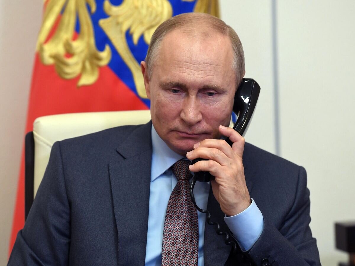    Президент РФ Владимир Путин говорит по телефону© РИА Новости / Алексей Никольский