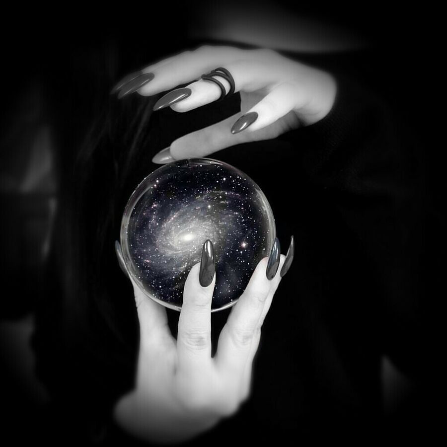 Гадание магический шар. Хрустальный шар ведьмовской. Магический шар в руках. Шар для колдовства. Ведьма с хрустальным шаром.