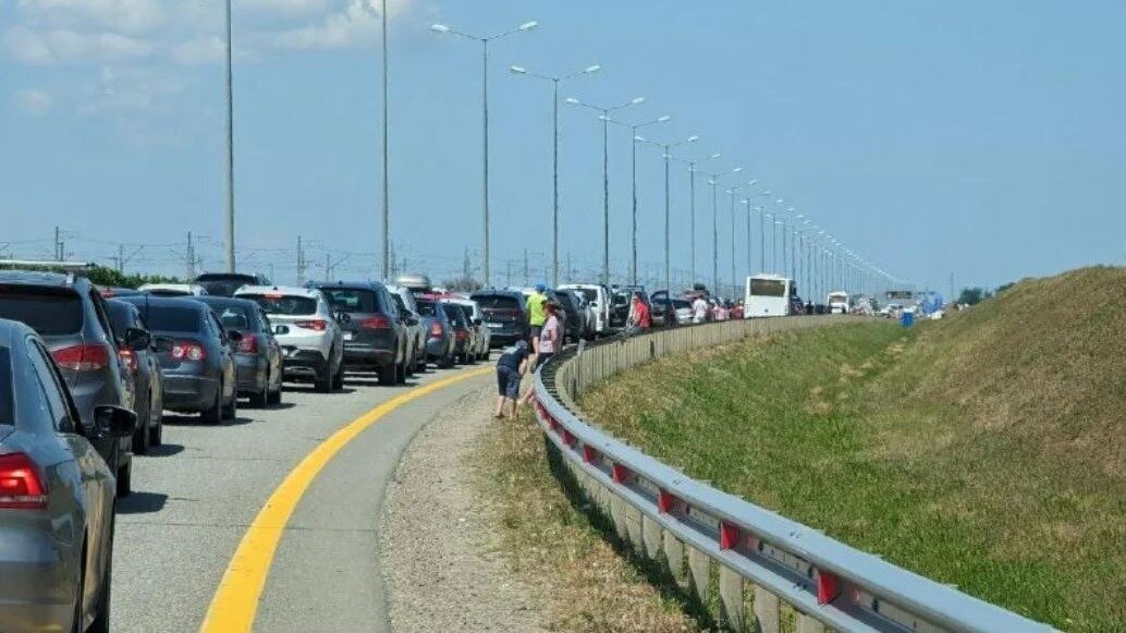     В ближайшие выходные на подступах к Крымскому мосту ожидается резкое увеличение потока автомобилей.