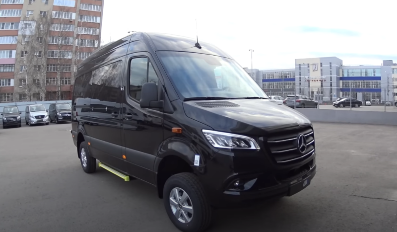 Микроавтобусы и фургоны Mercedes Sprinter в России достаточно популярны еще с конца 1990-х. Модель ценится за надежность и неприхотливость. На рынке б/у сейчас предлагают автомобили трех поколений.-2