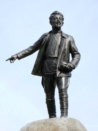 https://www.tripadvisor.com/LocationPhotoDirectLink-g298540-d7135001-i113336531-Monument_to_Sverdlov-Yekaterinburg_Sverdlovsk_Oblast_Urals_District.html