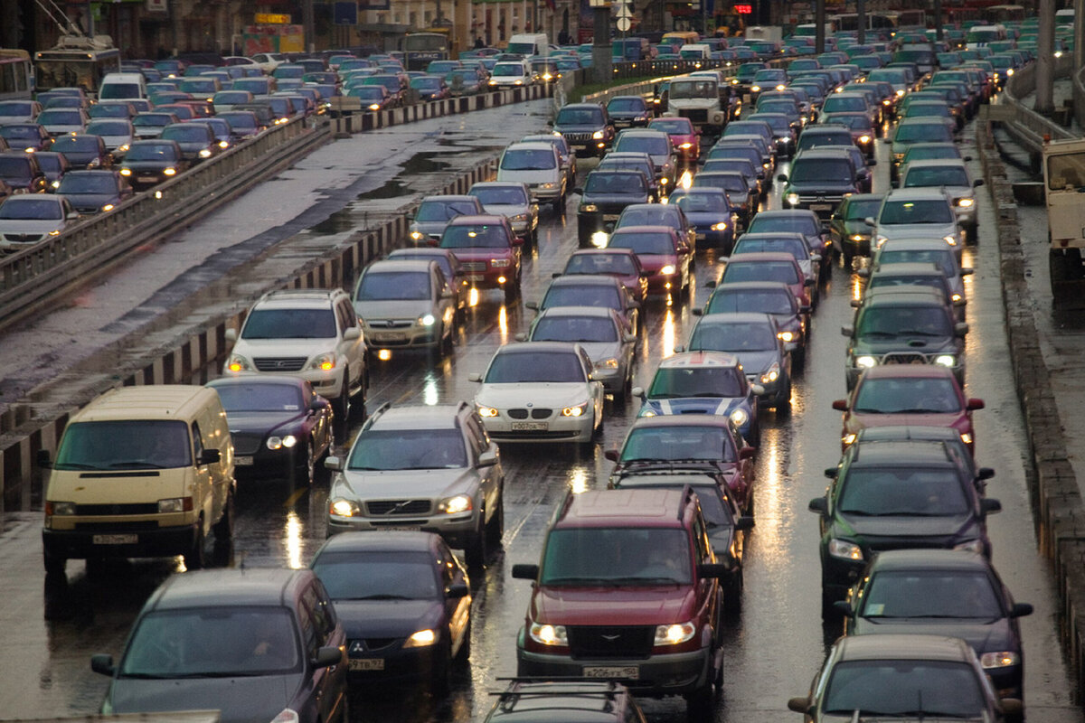 Мир без машин. Пробка на дороге. Поток машин на дороге. Москва много машин. Пробка из машин.