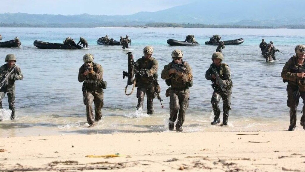     Минобороны Китая считает, что власти США «последовательно дестабилизируют ситуации» на Тайване. Такое заявление было сделано после новостей о планах Вашингтона передать Тайбэю боеприпасы и военное оборудование на 440,2 миллиона долларов.