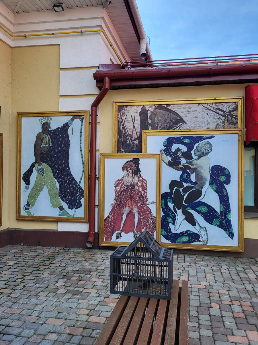 заглянули во двор музея