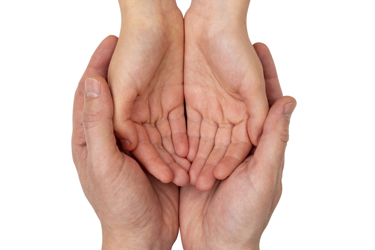     Что означает линия полумесяца? Взгляните на сложенные ладони — это может касаться вас