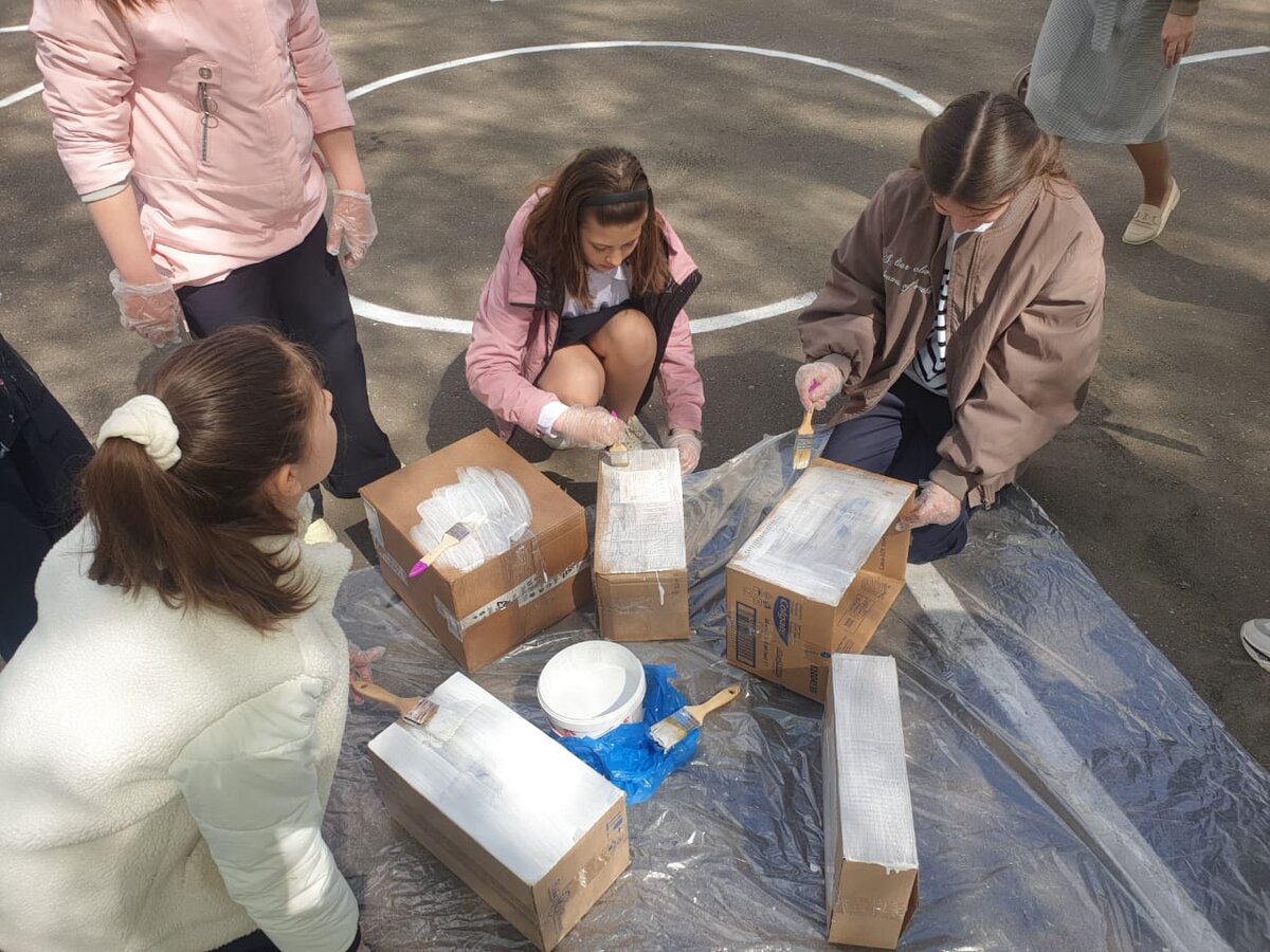 Девочки старательно мастерят волшебные коробочки. (Размещение фото согласовано)