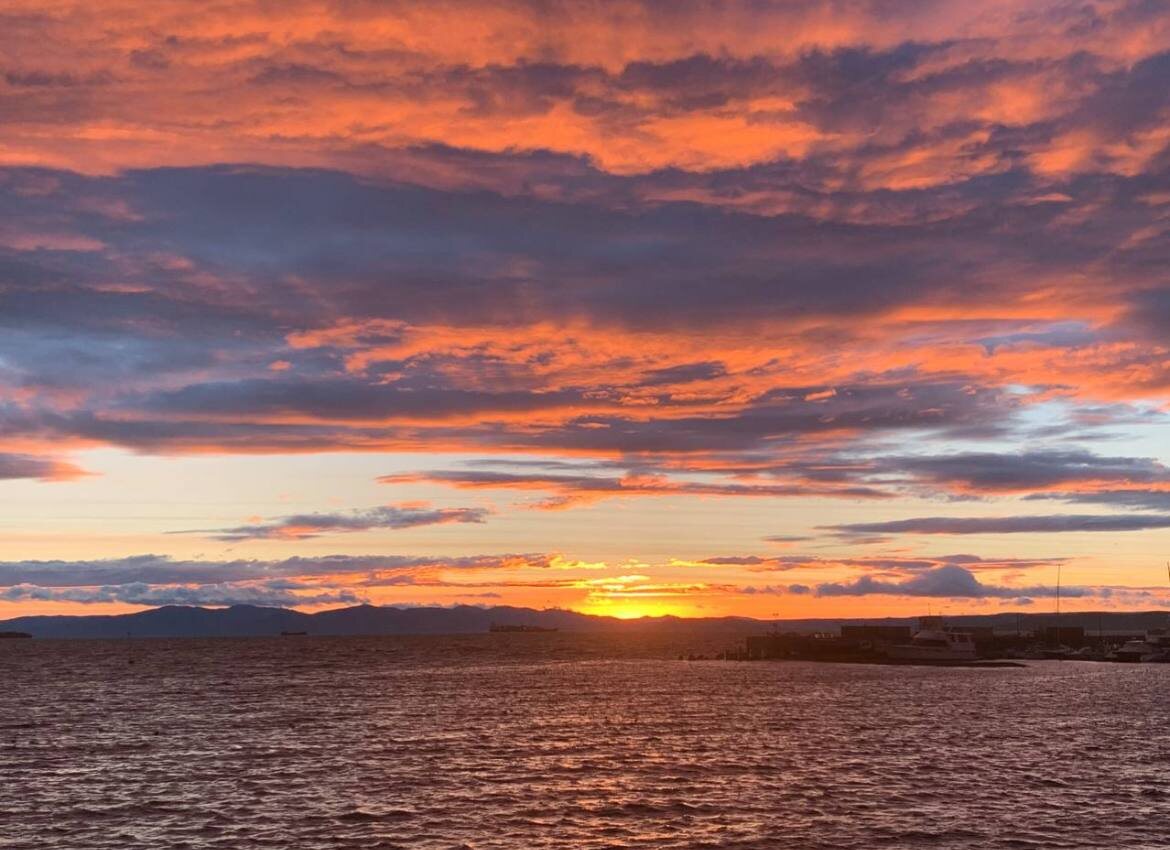 P.S. а это закат во Владивостоке. Хотела ещё рассвет посмотреть, но безбожно проспала.