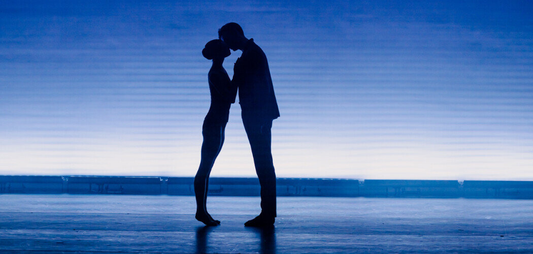 Поцелуй руки, в щеку или губы издавна указывал на уровень отношений между людьми Фото: Варвара Слива / Пресс-служба «Сириуса»