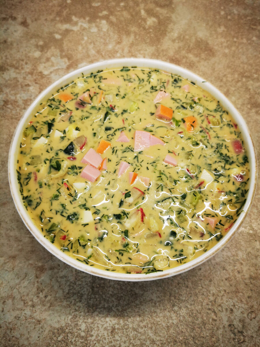 Окрошка от ШЕФА с варёной колбасой, сметаной и горчицей. 