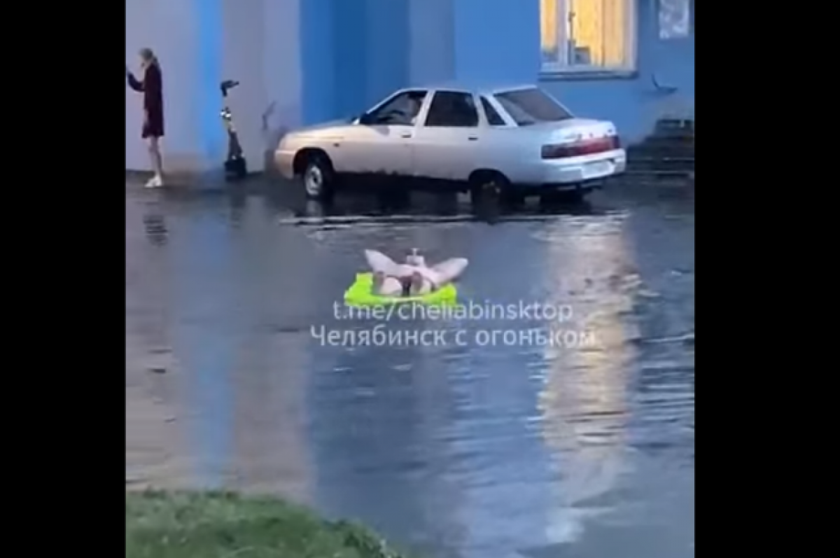    Челябинец на матрасе устроил заплыв по затопленному после ливня двору