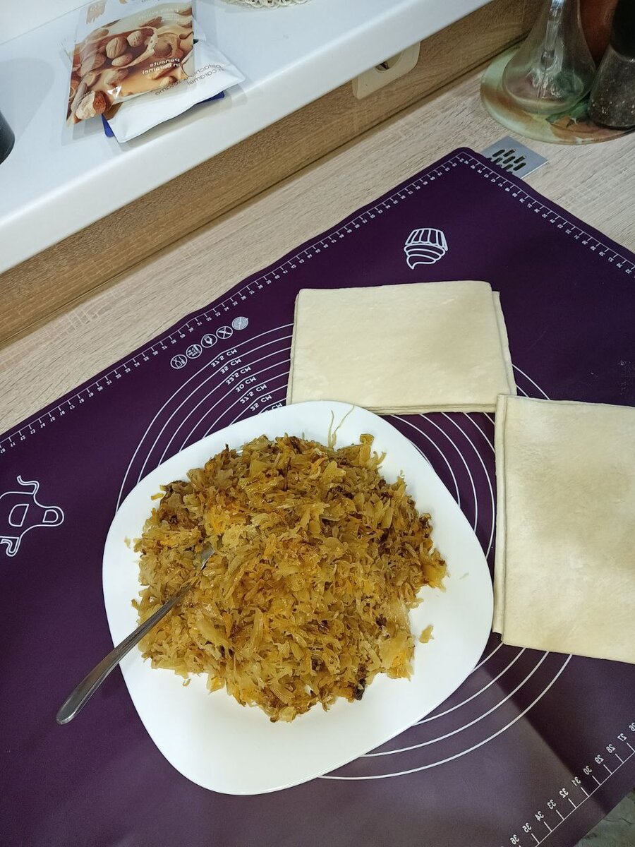 Капуста квашенная... запах - "убиться с табуретки", а не запах. Шанель гастрономический)