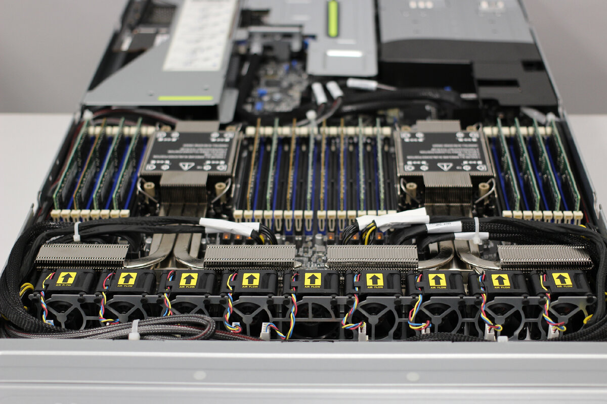 Стоечный сервер формата 1U представляет решение со сбалансированными процессорами, обеспечивающую оптимальную производительность.