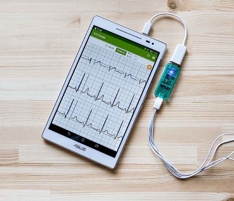 Кардиофлешка ECG Dongle и мобильное приложение во время работы