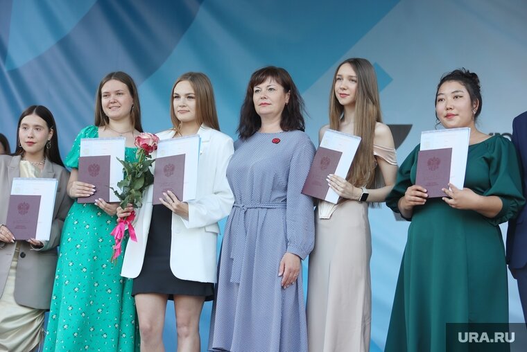    Курганским выпускникам госуниверситета вручили дипломы