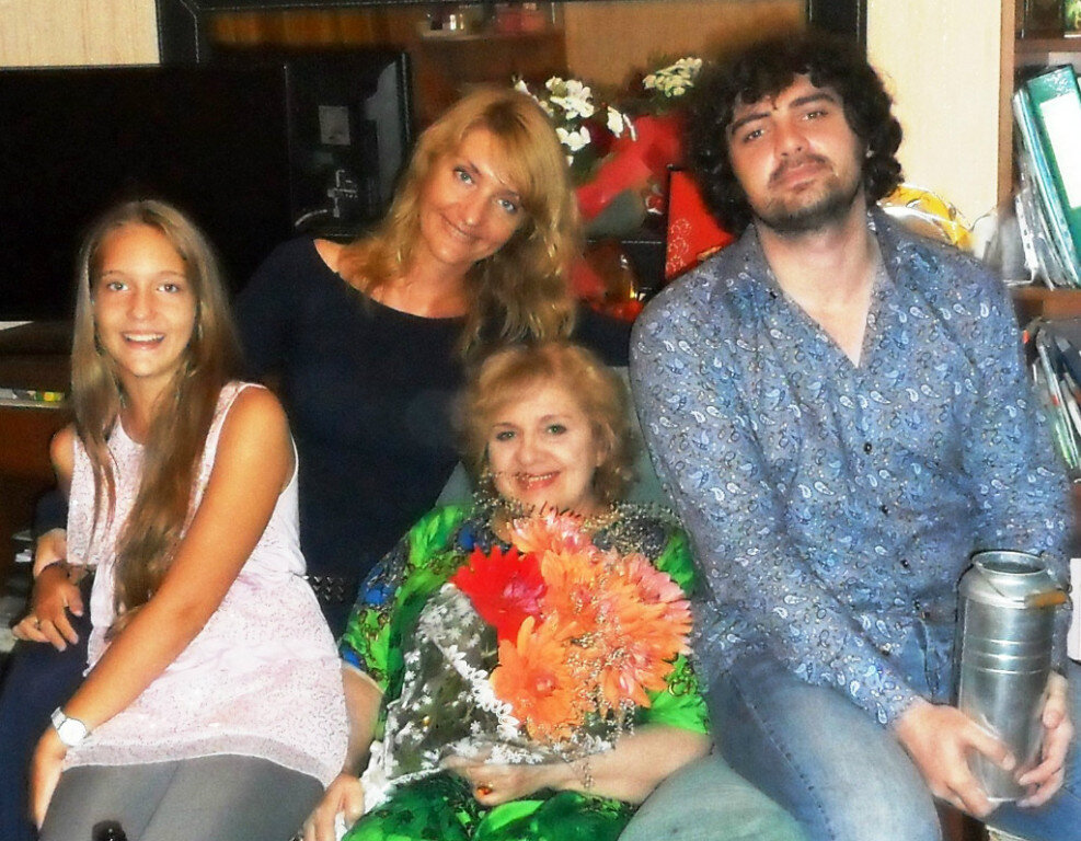 Внук фотографирует, поэтому его и нет на этом фото