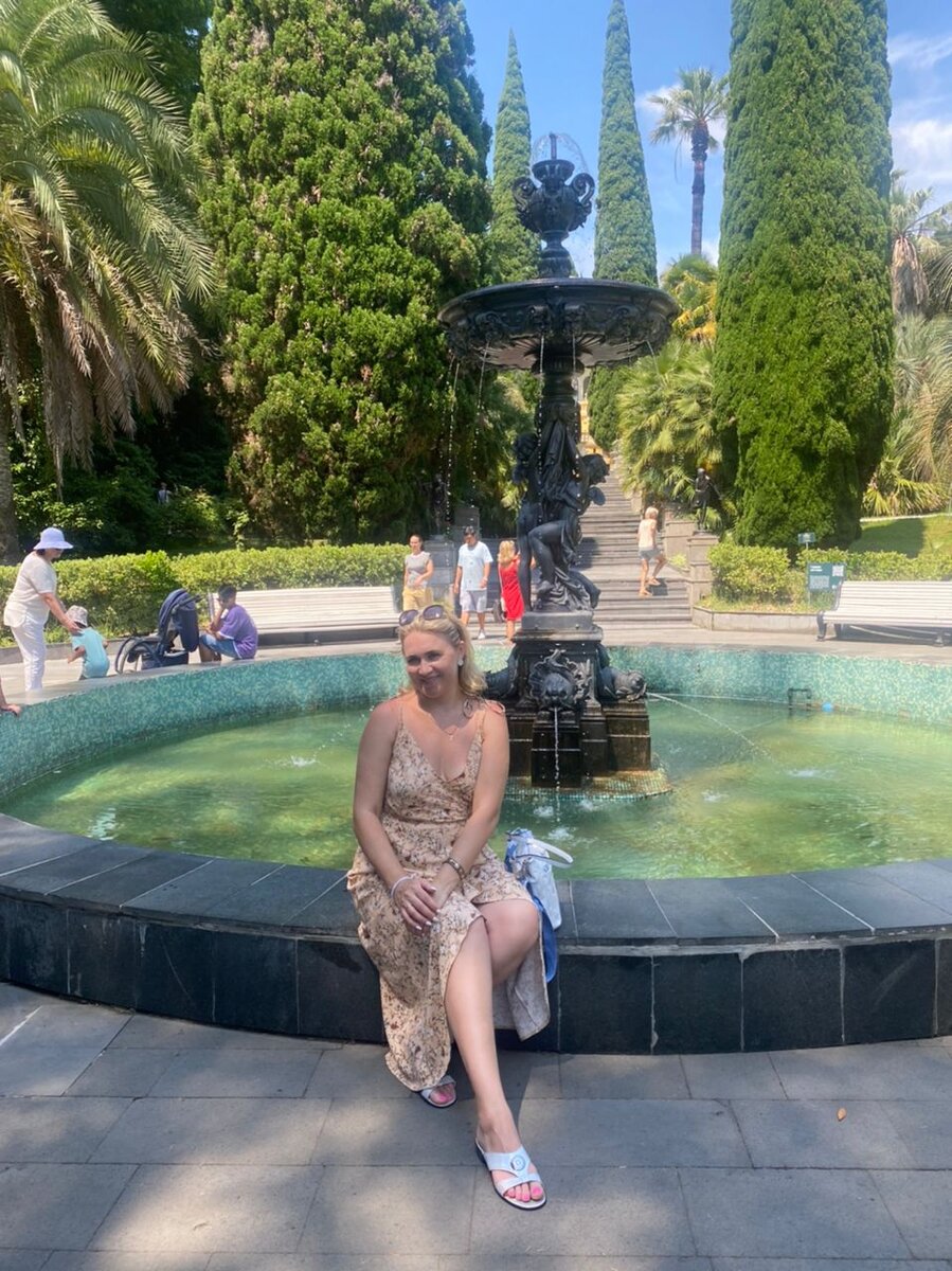 Самый лучший фон для фото в дендрарии - фонтан "Амуры" и кипарисовая аллея