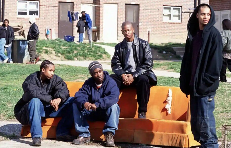 Молодые наркоторговцы Балтимора трудятся не покладая рук в ожидании повышения. Кадр из сериала «Прослушка».