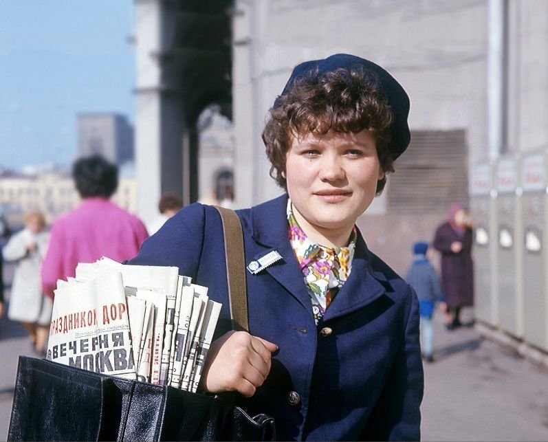 Почтальонша,  Москва,  Басманный район 1 мая 1974 г. Автор: Яков Берлинер  https://pastvu.com/p/1190110