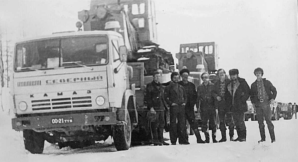 Члены рабочей группы на фоне автомобиля КАМАЗ-Э541001.  Слева направо: 1. ... 2.Мазитов Р.-инженер-испытатель.  3.Идрисов Асфат Яруллович -водитель-испытатель. 4. ...  5. Тихонов Александр Иванович -инженер-испытатель.  6. Дитковский Борис Владимирович -руководитель рабочей группы; 7. Сироштан Виктор Алексеевич водитель-испытатель.
