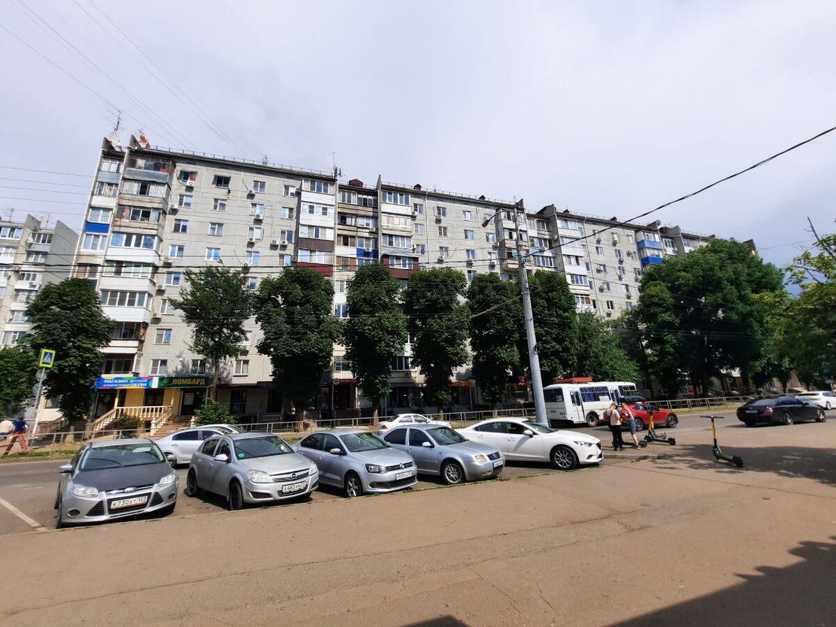 Дом по адресу : ул. Игнатова 55. Пересечение улиц Игнатова и Трудовой Славы. Район рынка.