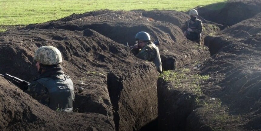 Бойцы в окопах опорного пункта