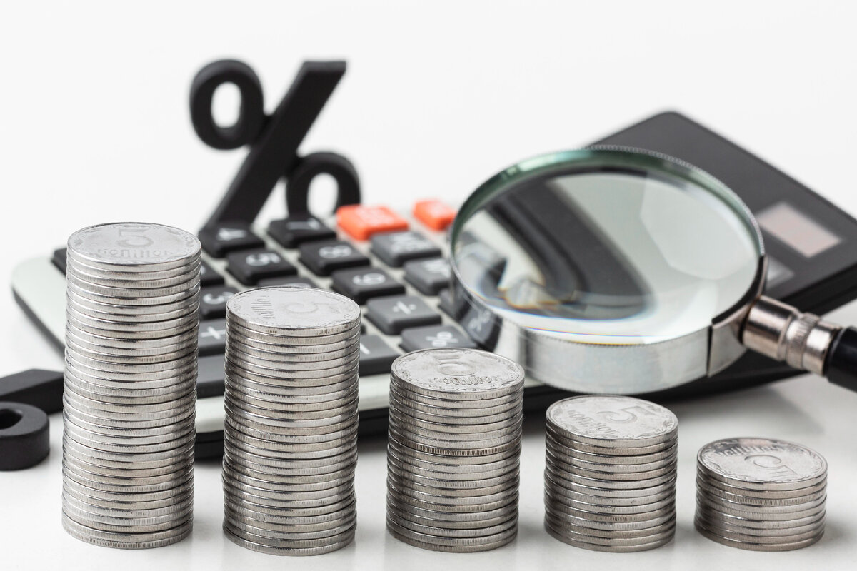 Не понятно, почему пенсионеры должны жить по минимуму... (изображение: Freepik.com)