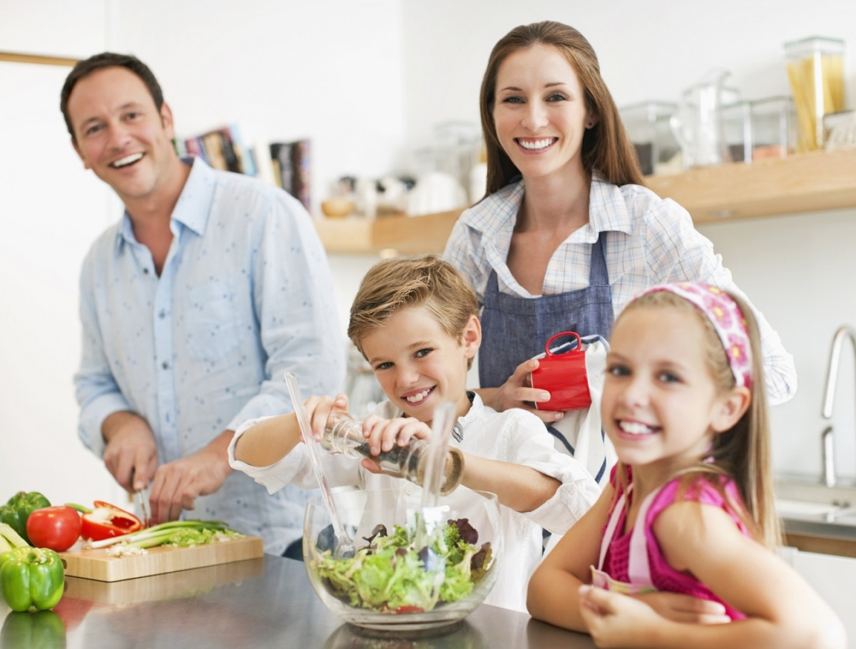 Родители и дети организмов. Здоровое питание в семье. Семья на кухне. Правильное питание семья. Здоровая пища для всей семьи.