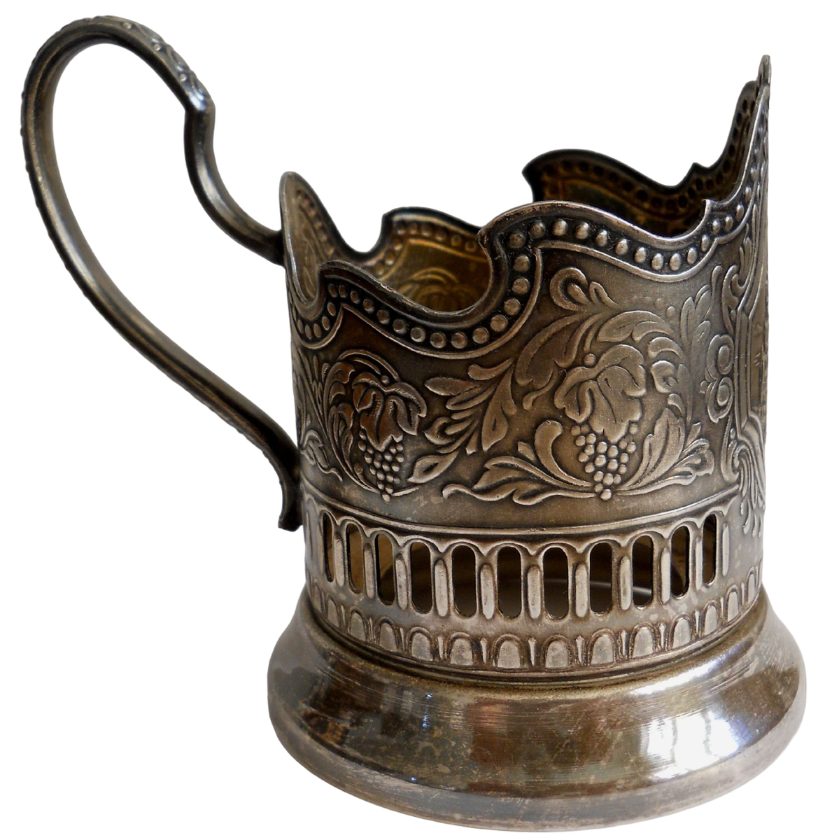 Мельхиоровый подстаканник станет прекрасным дополнением к коллекции антикварных и винтажных  изделий Советского Союза.