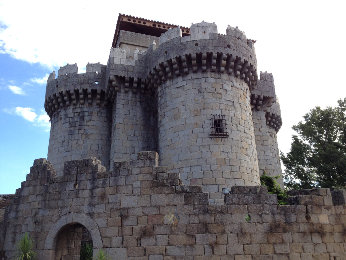 Это замок  в поселке Гранадилья. Можно полистать галерею