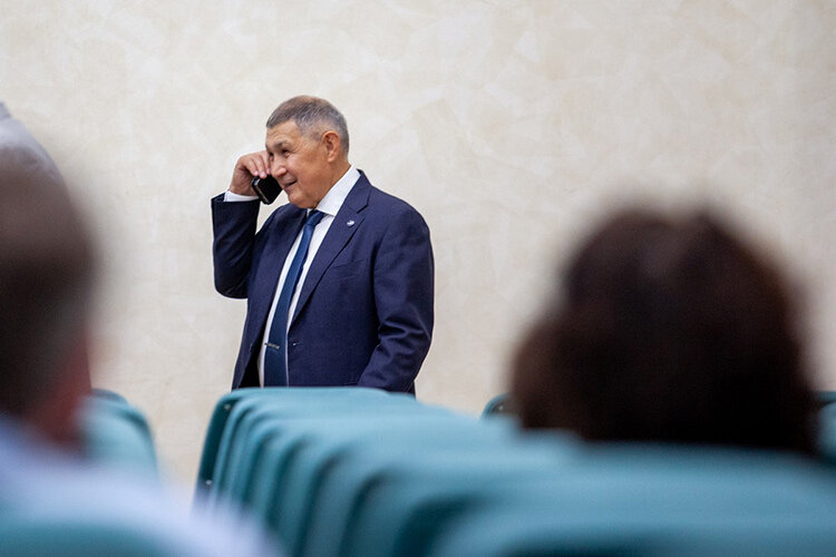    Сегодня члены Академии наук Татарстана избрали нового президента. На безальтернативных выборах 109 из 110 ученых проголосовали за кандидатуру экс-начальника ГИБДД РТ Рифката Минниханова
