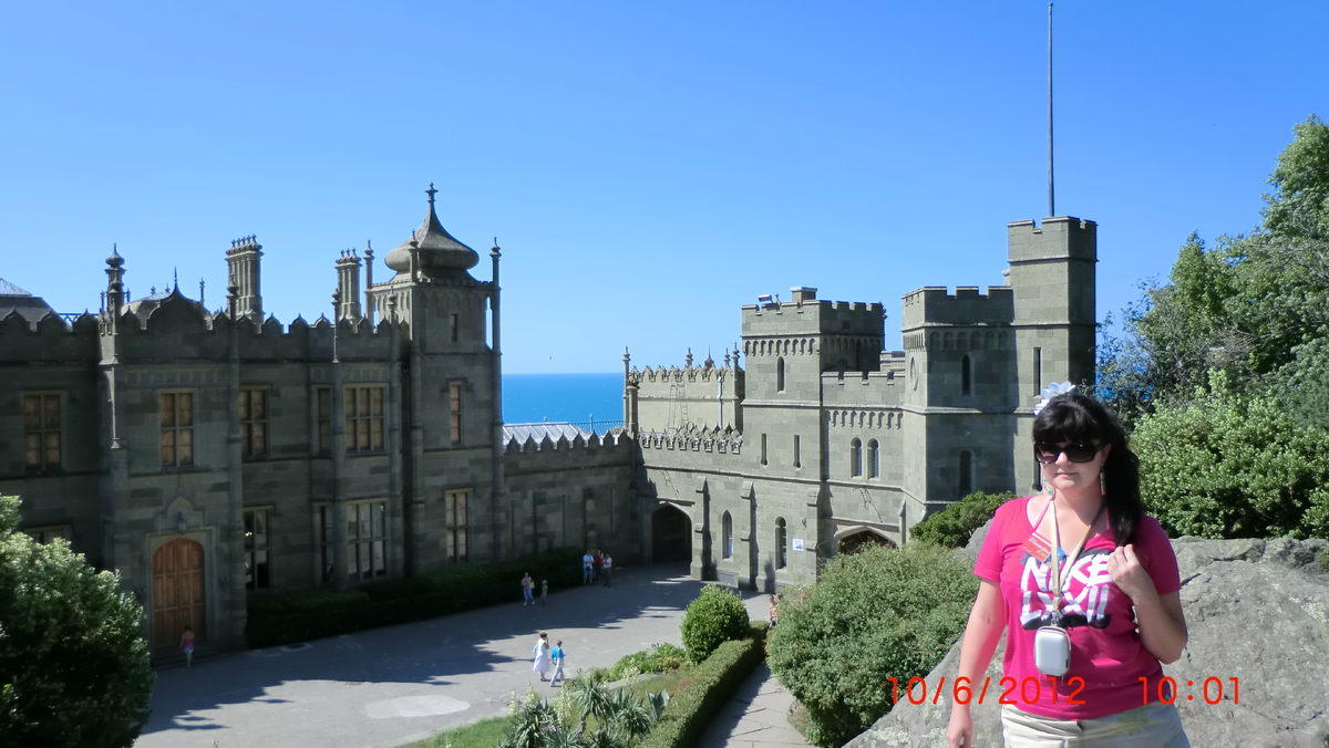 Сейчас бы конечно не такой ракурс выбрали, но в то время нашей задачей было просто запечатлеть себя на фоне объекта, пусть даже он весь не попадал в кадр.