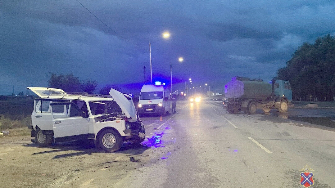     Водитель автоцистерны при выезде на встречную полосу врезался в пятидверную «Ниву» в Среднеахтубинском районе, сообщили в ГУ МВД по Волгоградской области.