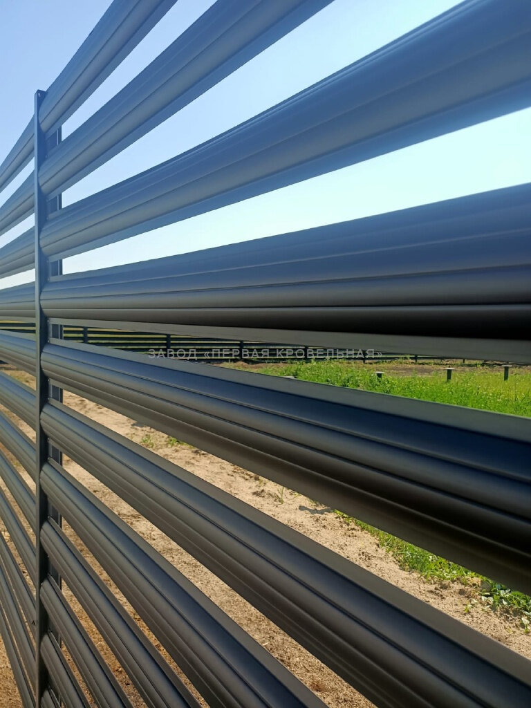 Горизонтальный забор из евроштакетника 