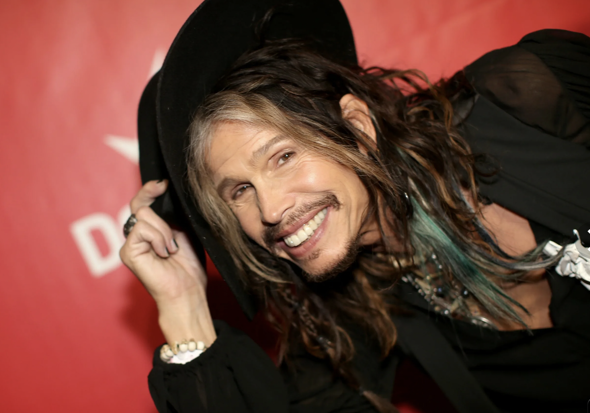 Стив Тайлер - как не вспомнить? Тут тоже общая утонченность балансирует витальность, и получается интересно. 