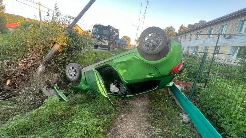     Необычное ДТП случилось на дороге в Приморье. Машина, за рулём которой был 71-летний водитель, врезалась в столб, а затем упала на идущего по дороге семилетнего мальчика.