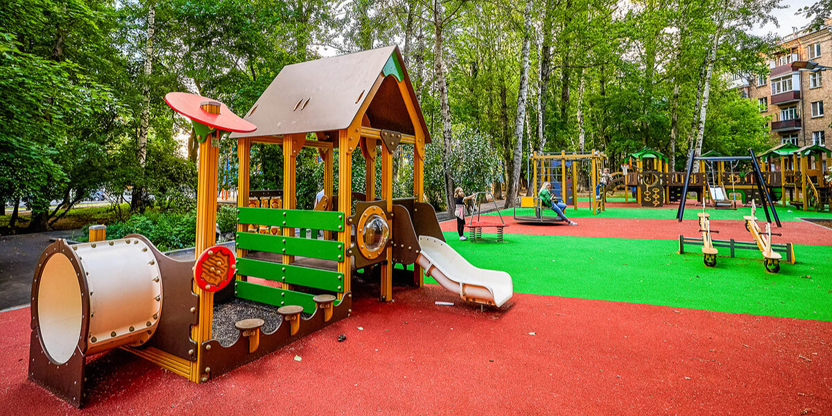 Всего в этом году планируется привести в порядок более 1,6 тысячи придомовых территорий. 📍 Лосиноостровский район В порядок привели шесть территорий на улице Челюскинская, ещё 13 – на очереди.