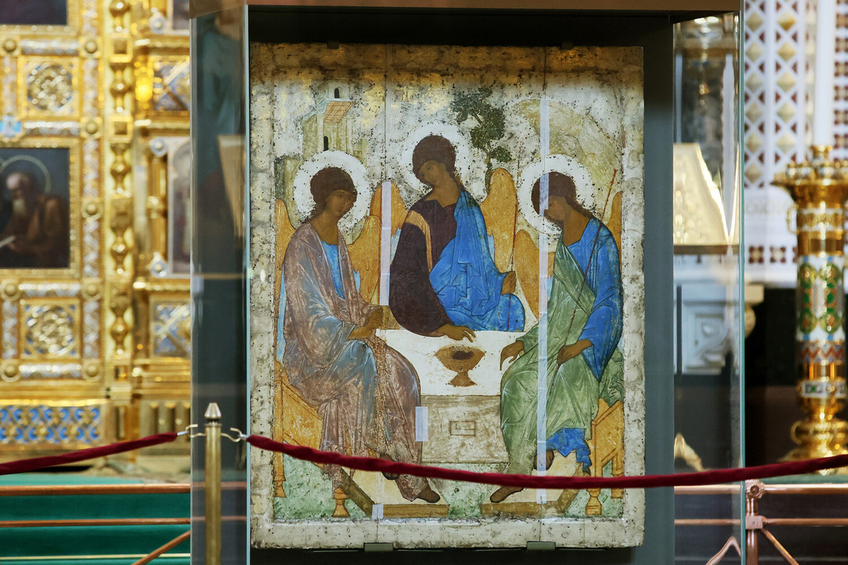 Икона XV века «Святая Троица» («Гостеприимство Авраама») работы Андрея Рублева в храме Христа Спасителя в Москве, 2023 год / Фото: Виталий Белоусов/РИА Новости