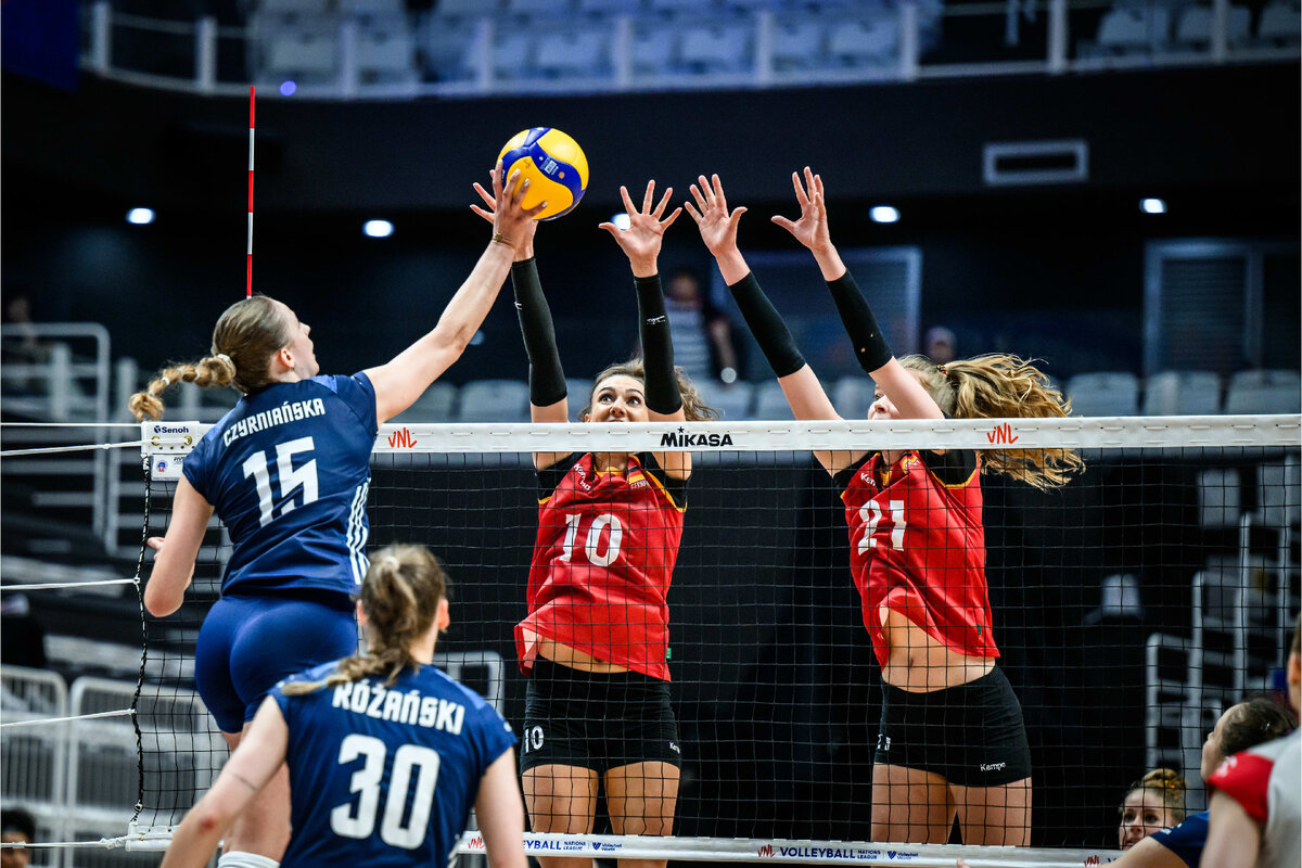 Игра предварительного этапа Польша - Германия закончилась со счетом 3:2 в пользу Польши. Атакует Мартына Чирняньска (№ 15), ее страхует Оливия Ружаньски (№ 30). Заблокировать атаку пытаются Лена Штигрот (№ 10) и Камилла Вайтцель (№ 21). Теперь Польша и Германия сойдутся в 1/4 финала.