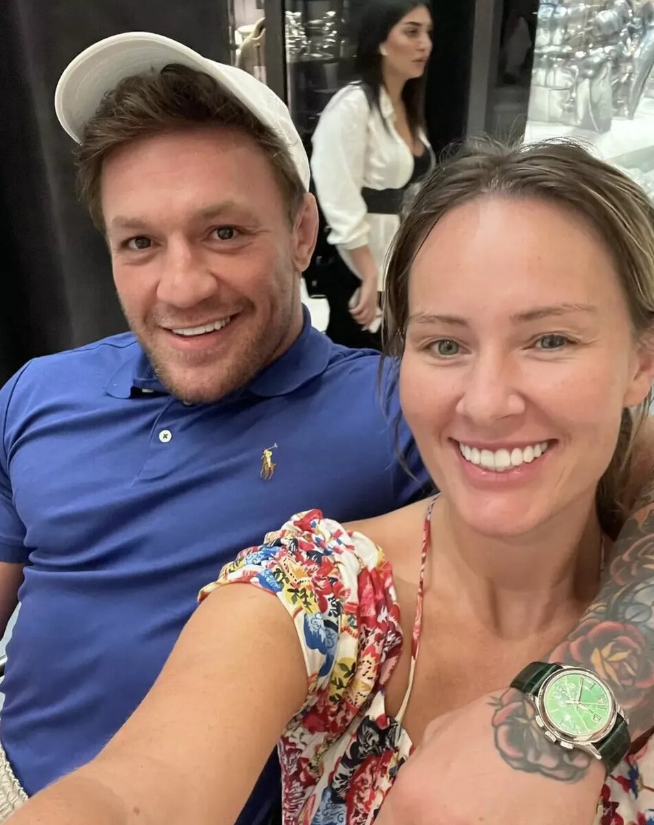 Конор Макгрегор с возлюбленной📷
