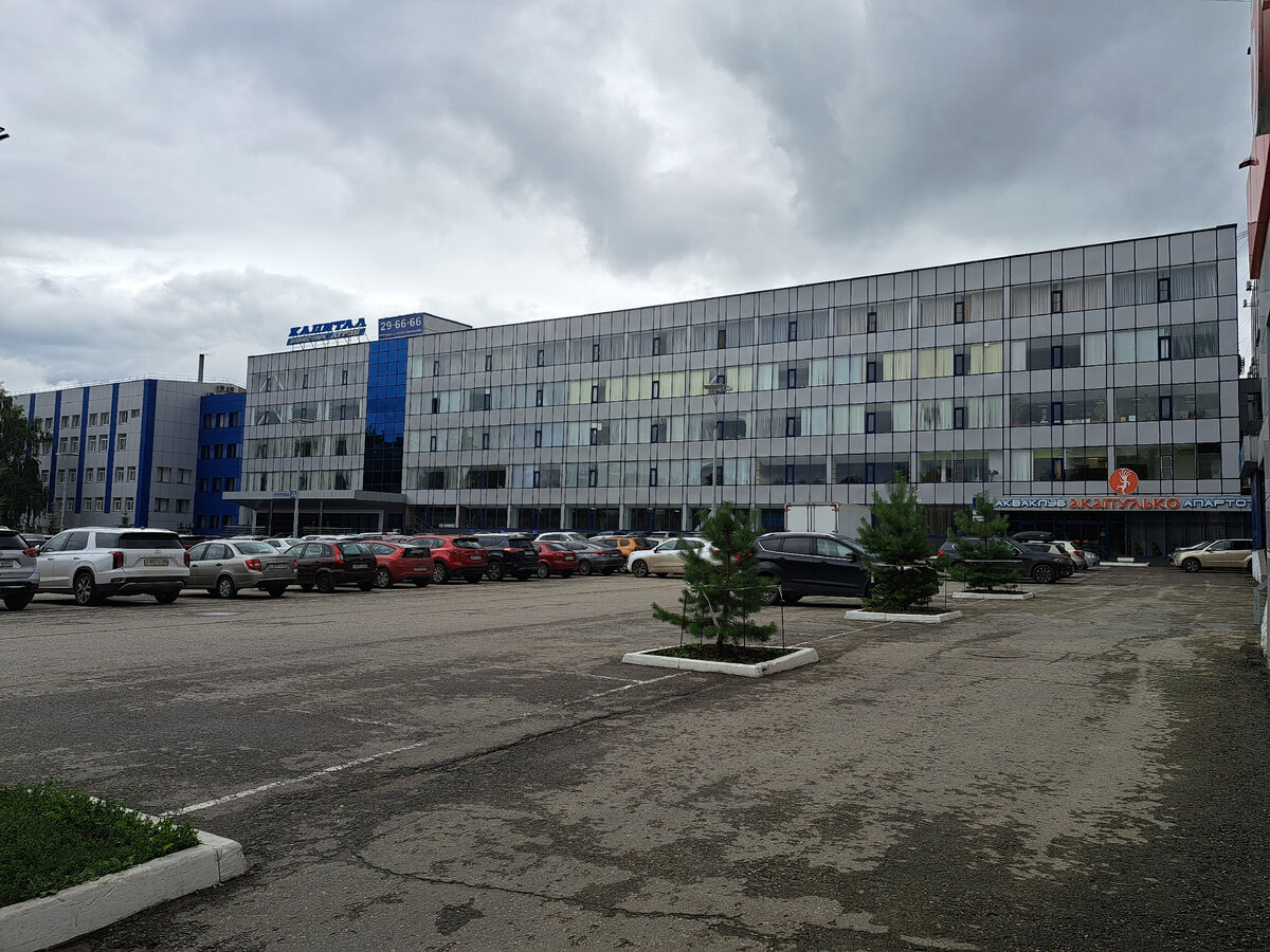 Вот и найди в огромном здании малюсенький офис по ремонту касс )))