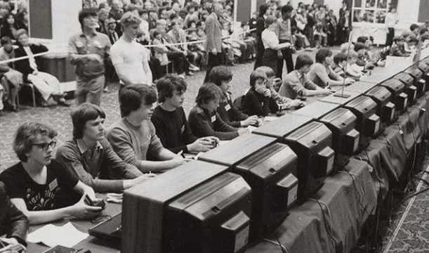 На первом турнире в Стэнфорде даже и призов-то не было. Все, что получал победитель - это упоминание в статье журнала "Rolling Stone".